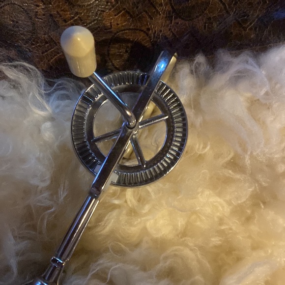 1950’s Vintage Hand Mixer - Stainless Steel cream handle on side - Picture 3 of 11